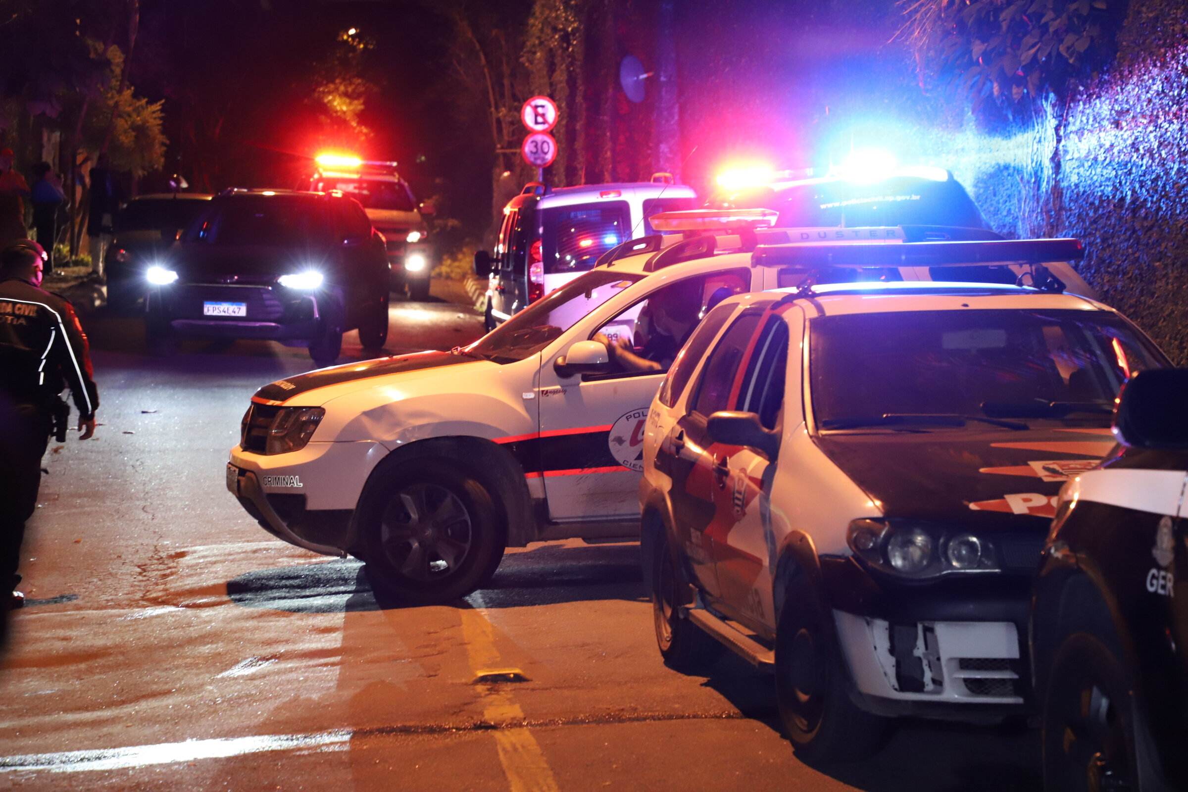 Policiais são baleados ao atenderem ocorrência doméstica em Cotia; ação deixou três mortosP