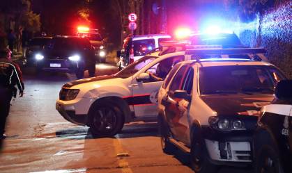 Policiais são baleados ao atenderem ocorrência doméstica em Cotia; ação deixou três mortosP