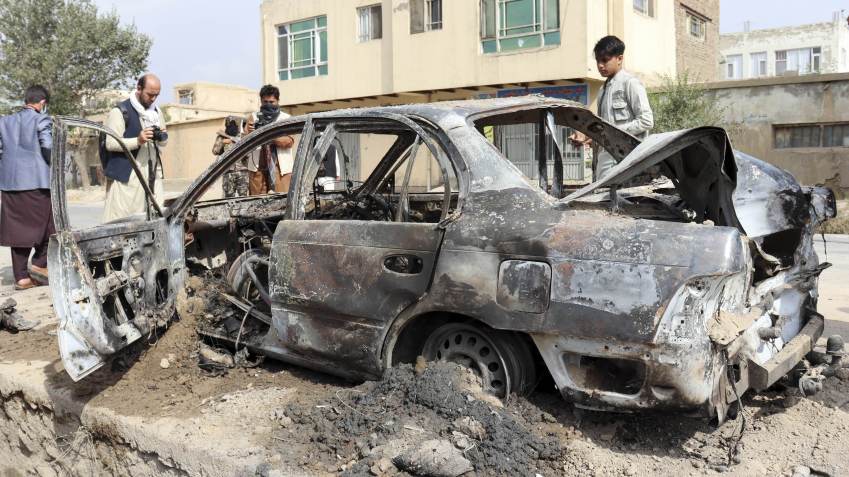 Talibã autorizou jornalistas a tirarem fotos do veículo destruído no disparo de foguetes contra o aeroporto de Cabul / Khwaja Tawfiq Sediqi - 30.ago.2021/AP