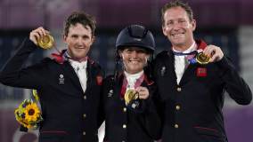 Tom McEwen, Laura Collett and Oliver Townend (Grã-Bretanha) com ouro conquistado no hipismo por equipes