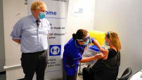 Boris Johnson visita centro de vacinação contra a Covid-19 em Londres