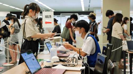 Japonesa faz triagem para ser vacinada contra Covid-19