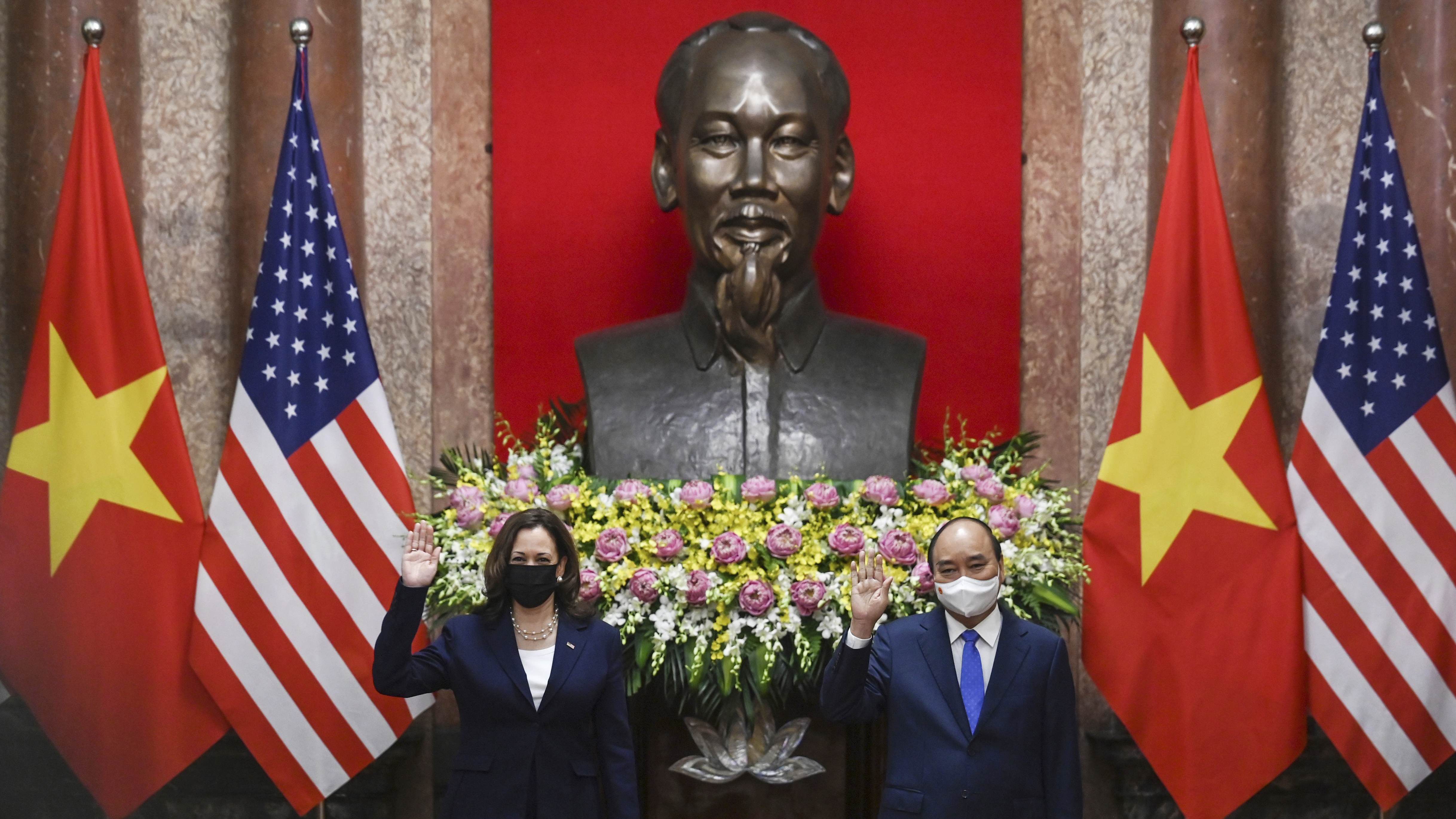 Vice-presidente dos EUA, Kamala Harris (E), se encontra com presidente do Vietnã, Nguyen Xuan Phuc