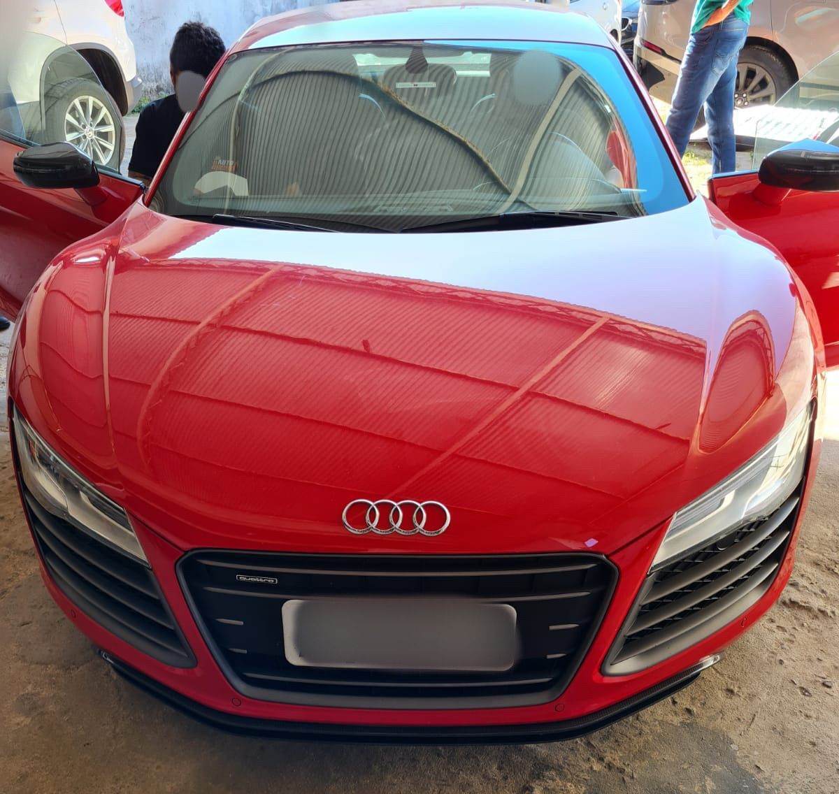 Carro de luxo apreendido pela PF