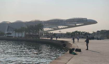 Pesca artesanal na poluída Guanabara atrai adeptos e preocupa especialistas