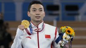 Zou Jingyuan, da China, ficou com o ouro nas barras paralelas