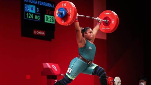 Na categoria até 87kg do levantamento de peso feminino, Jaqueline Ferreira fez a quarta marca do seu grupo (02/08/2021)