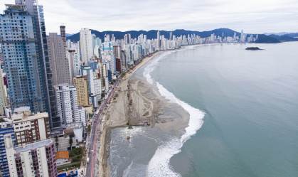 Aparecimento de tubarões em Balneário Camboriú era esperado, diz geógrafo