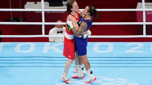 Campeã olímpica e medalhista de prata do peso-leve feminino do boxe se abraçaram no ringue