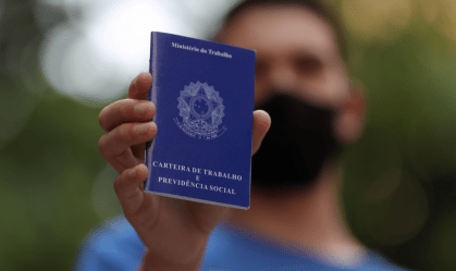 Homem mostra carteira de trabalho