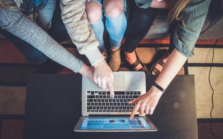 Diferente dos adolescentes, adultos têm consciência do que leem online e buscam diagnóstico apropriado com especialistas em saúde mental / Unsplash/ John Schnobrich