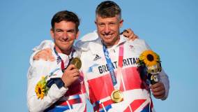 Britânicos Dylan Fletcher e Stuart Bithell conquistaram o ouro na vela, na categoria 49er (03/08/2021)
