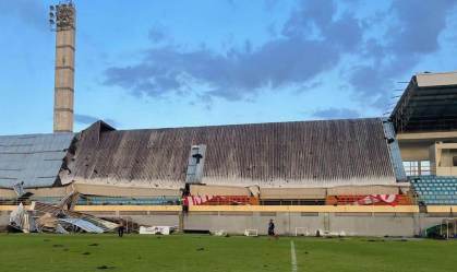 Parte de cobertura de estádio desaba durante jogo da Série D no Maranhão