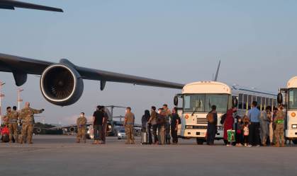 Primeiros refugiados afegãos chegam à Alemanha após operação aérea histórica