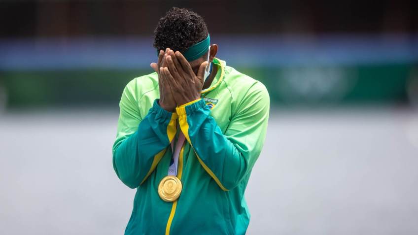 Isaquias Queiroz ao receber medalha de ouro na Olimpíada de Tóquio / Miriam Jeske/COB/Divulgação