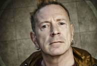 Johnny Rotten, do Sex Pistols, perde batalha judicial por uso de músicas em série