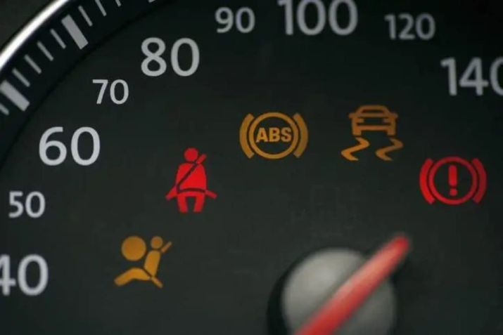 Luz do airbag no painel do carro / Foto: Martin Hospach / Getty Images