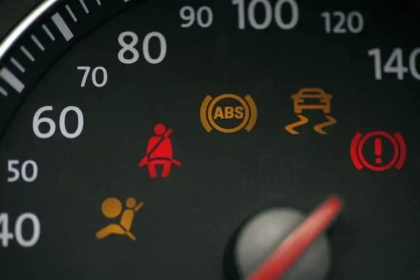 Luz do airbag no painel do carro / Foto: Martin Hospach / Getty Images