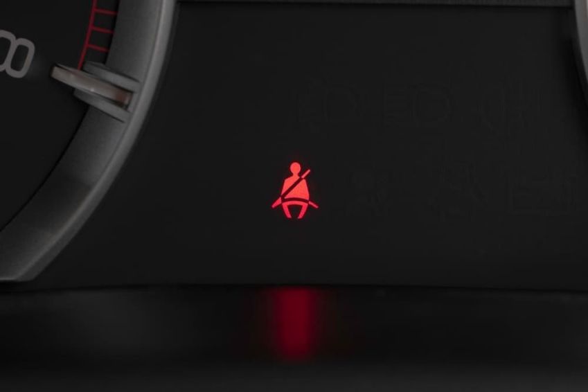 Luz do cinto de segurança no painel do carro / Imagem: Shutterstock/SuPatMaN