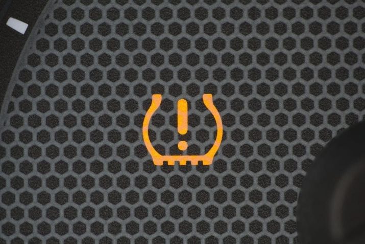 Luzes do monitor de pressão dos pneus / Imagem: Shutterstock/otomobil