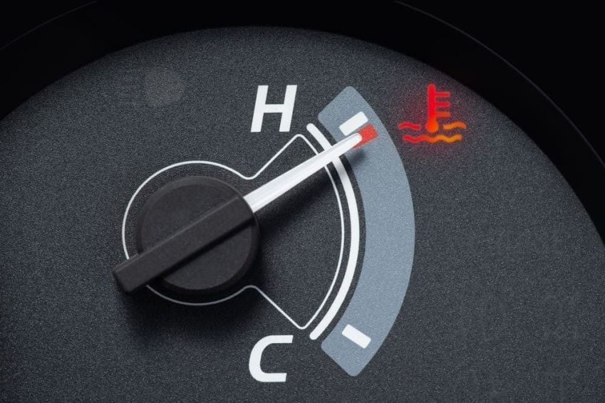 Luz de temperatura do motor / Imagem: Shutterstock/Santi S