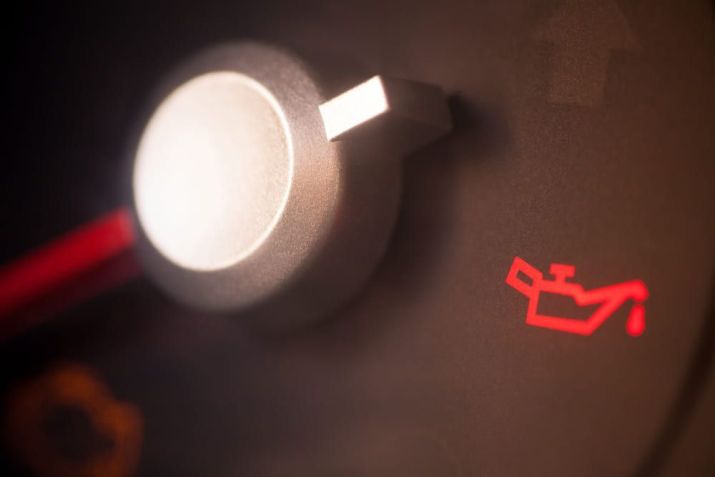 Luz sobre óleo no painel do carro / Imagem: Shutterstock/Alexandru Nika