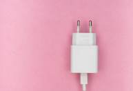Ministério da Justiça notifica Apple e Samsung por venda de celular sem carregador