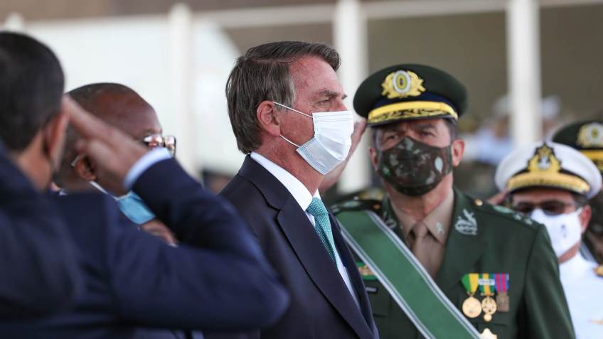 Presidente Jair Bolsonaro com militares / Marcos Corrêa/PR/Divulgação