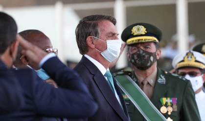 Presidente Jair Bolsonaro com militares