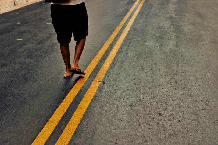 Homem caminha pela estrada / Unsplash/Nabeel Syed