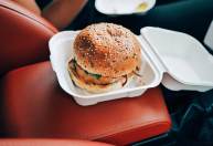 Por causa da pandemia, crianças estão comendo mais fast foods nos EUA