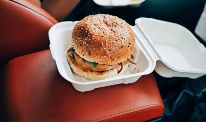 Por causa da pandemia, crianças estão comendo mais fast foods nos EUA