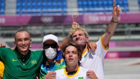 Brasileiros celebraram juntos a medalha do skatista Pedro Barros