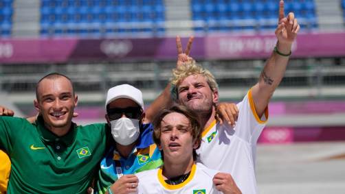 Brasileiros celebraram juntos a medalha do skatista Pedro Barros
