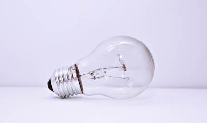 Aneel cria nova bandeira tarifária, e taxa extra da conta de luz é de R$ 14,20