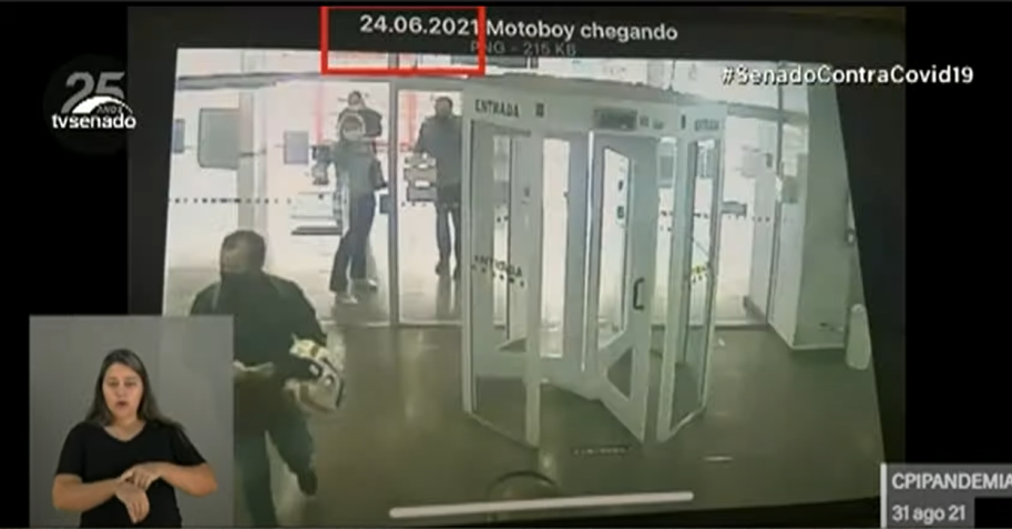 Imagem exibida na CPI da Pandemia com o motoboy Ivanildo entrando em agência bancária / Reprodução/TV Senado