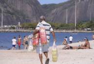 Informais voltam a trabalhar e desemprego melhora, mas renda média cai