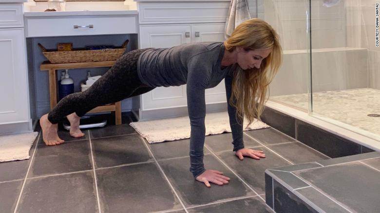 É importante tentar encaixar exercícios na rotina que você já segue / Dana Santas