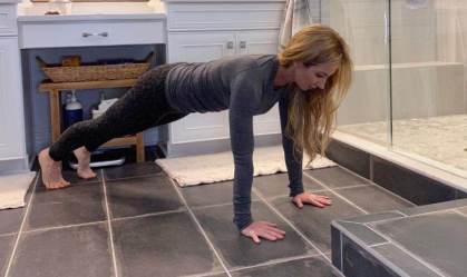 Mulher fazendo flexões