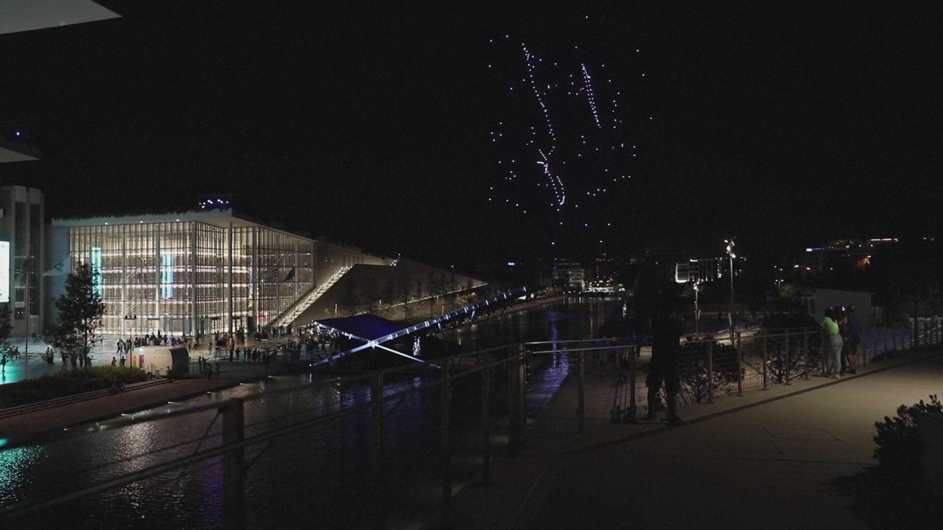 Show de drones na capital grega iluminou noite na cidade