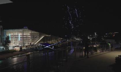 Show de drones na capital grega iluminou noite na cidade