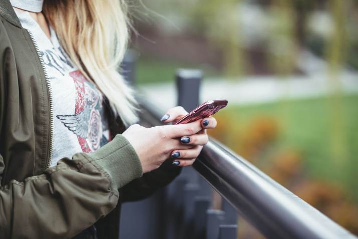 Pessoa usando um celular / FreeStocks/Unsplash