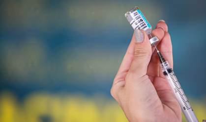 Justiça derruba decisão que autorizava professora a não se vacinar contra Covid