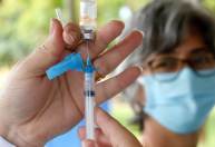 Vacinas podem ajudar a prevenir sintomas da Covid-19 longa, diz estudo