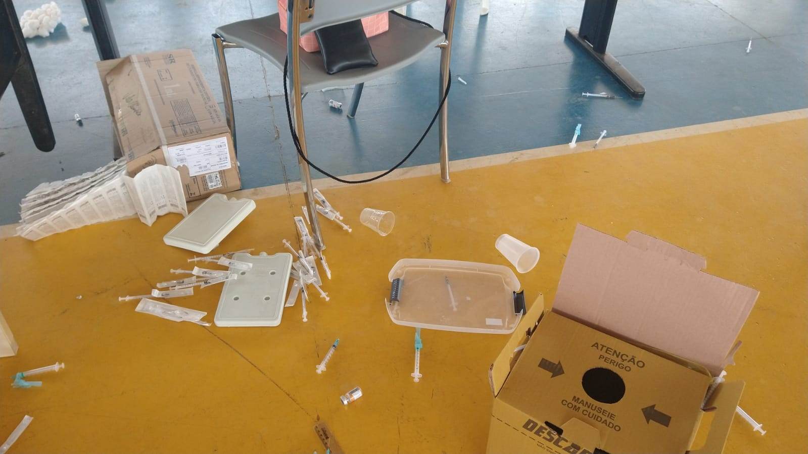 Adolescentes destroem vacinas no DF