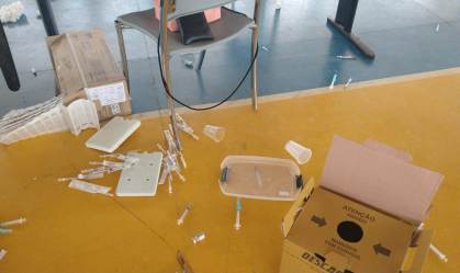 Adolescentes destroem vacinas no DF