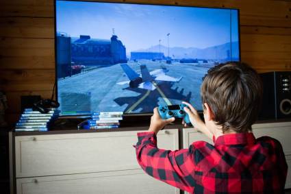 Criança jogando videogame