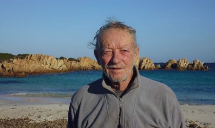 O que este homem está fazendo após passar 33 anos isolado em uma ilha