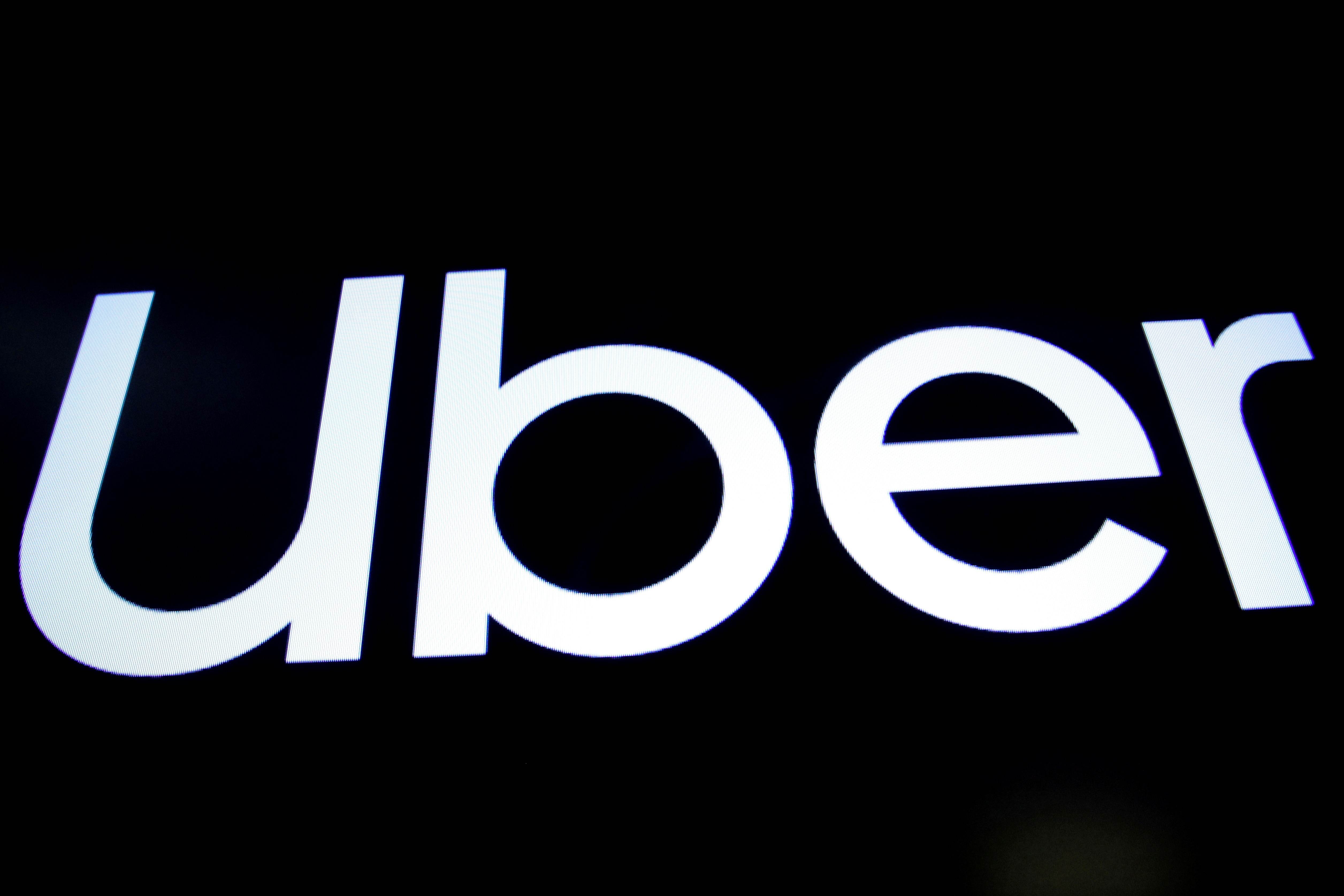 Logo da Uber em tela na bolsa de valores de Nova York, EUA