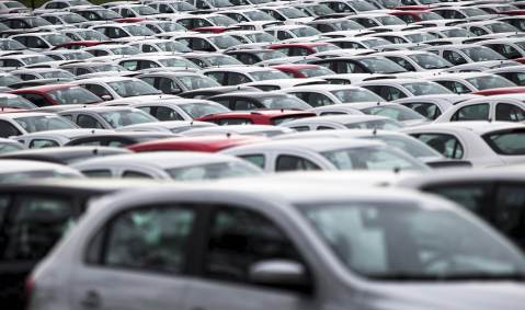 Carros em estacionamento em Taubaté (SP)